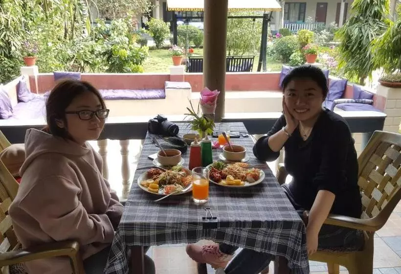 هتل Chitwan Village Resort