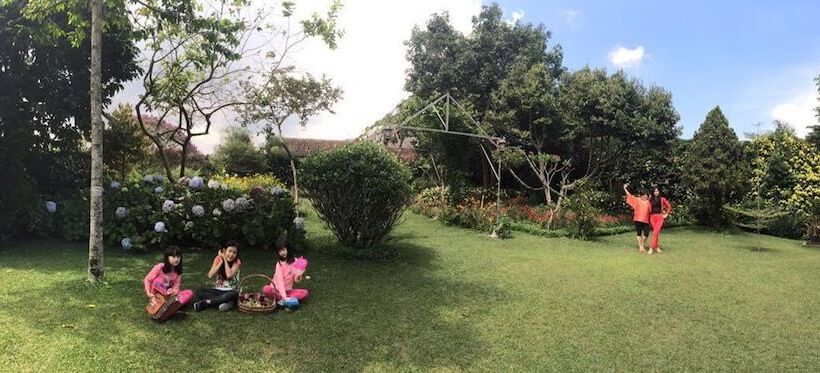 Vila Bunga Merah Gelatik