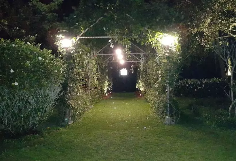 Vila Bunga Merah Gelatik