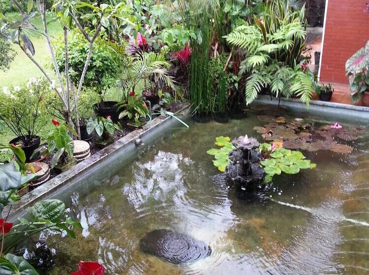 Vila Bunga Merah Gelatik