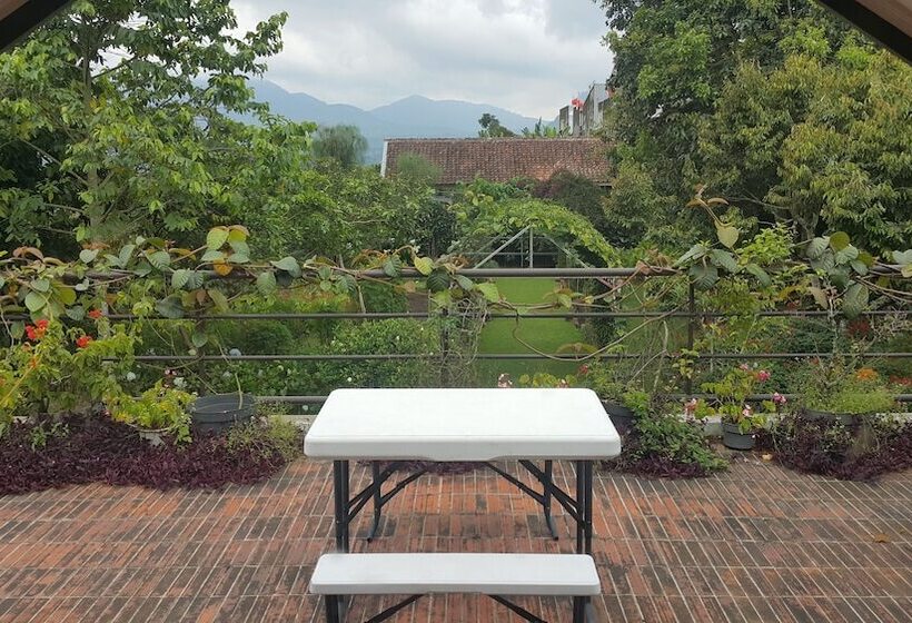 Vila Bunga Merah Gelatik