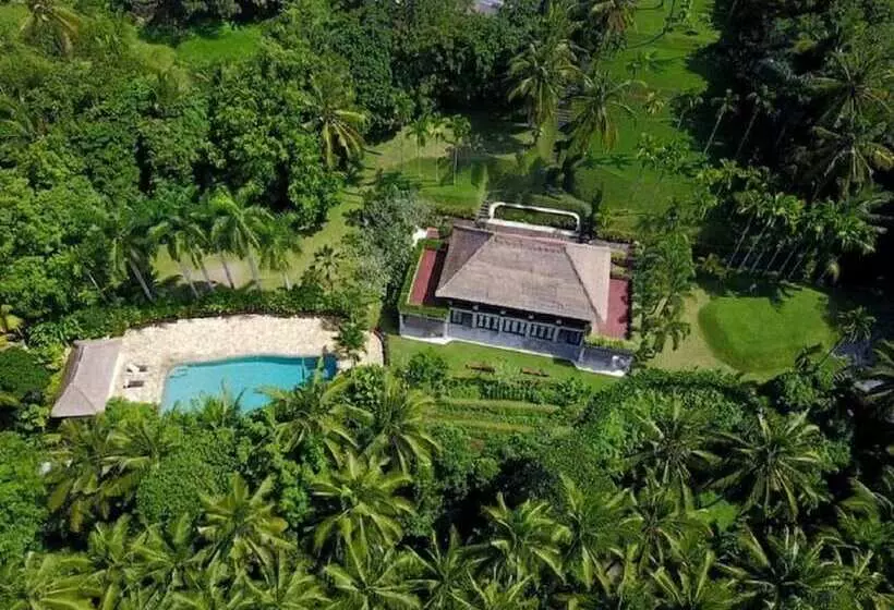 ホテル The Bali Purnati Center For The Arts