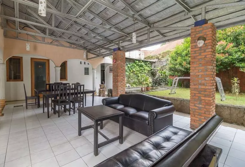 Majatalo Reddoorz Near Kebun Raya Bogor