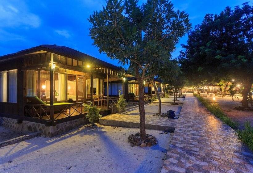 Отель Sylvia Beach Villa