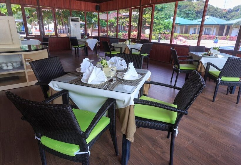 Отель Sylvia Beach Villa