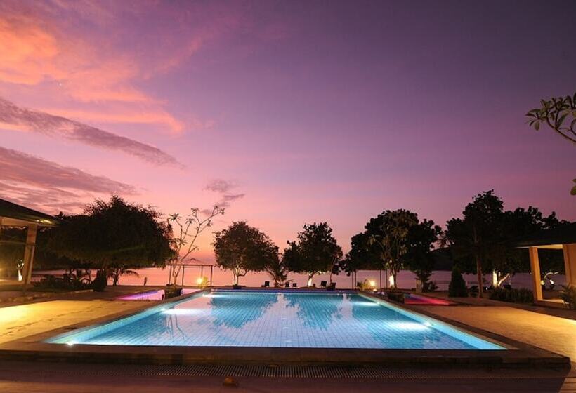 Отель Sylvia Beach Villa