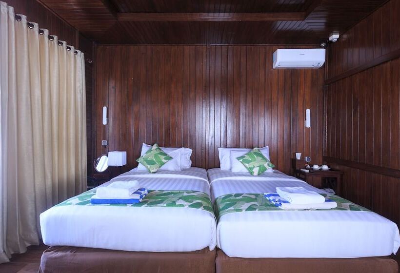 Отель Sylvia Beach Villa