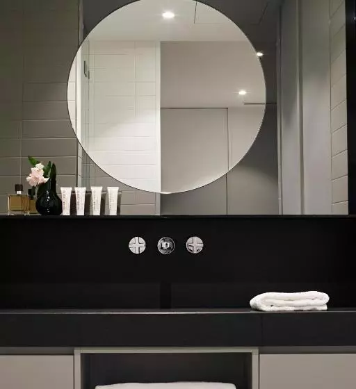 Tyrian Albert Park Lake