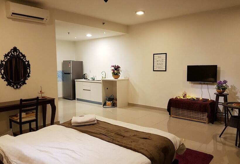 Euzmo Residences At Trefoil