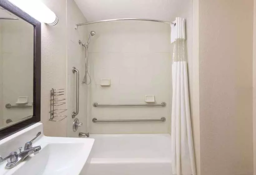 בית מלון כפרי Baymont By Wyndham Metropolis