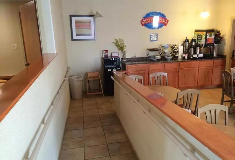 בית מלון כפרי Baymont By Wyndham Metropolis