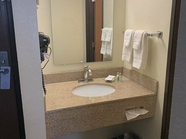 Отель Nichols Inn & Suites