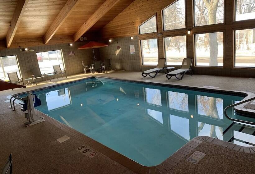 Отель Nichols Inn & Suites