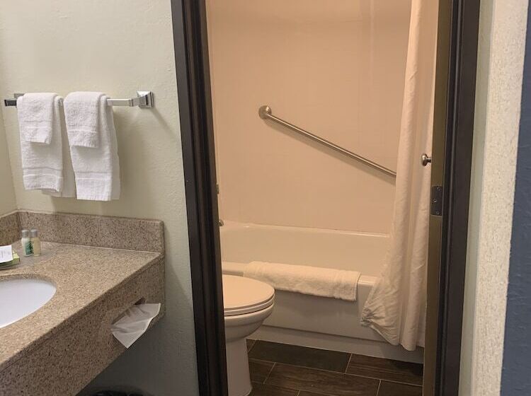 Отель Nichols Inn & Suites