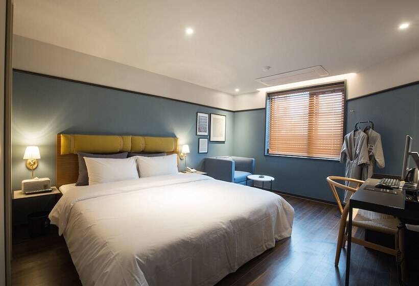 Brown Dot Hotel Choeup