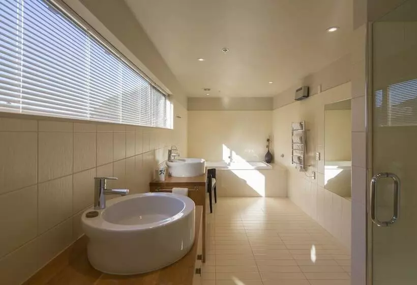 Shotover Penthouse & Spa By Staysouth