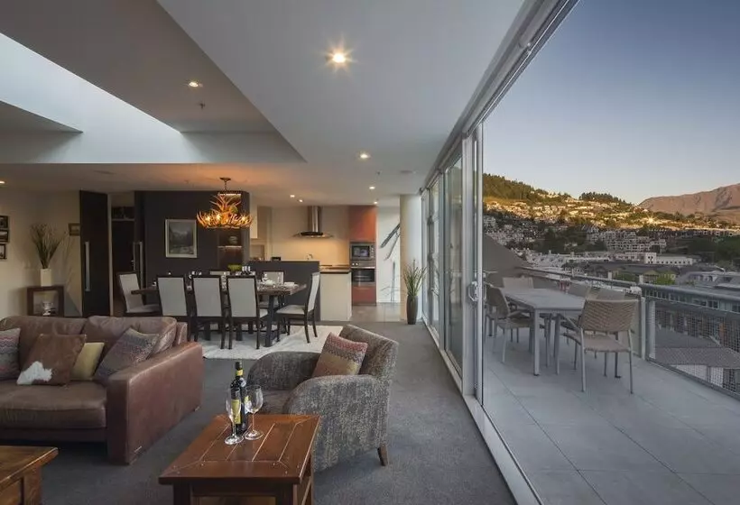 Shotover Penthouse & Spa By Staysouth