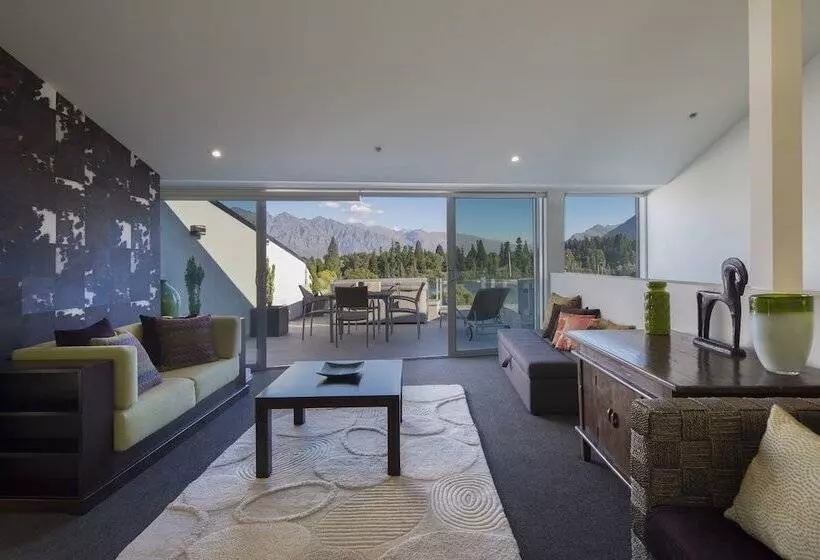 Shotover Penthouse & Spa By Staysouth