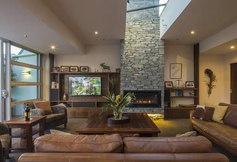 Shotover Penthouse & Spa By Staysouth