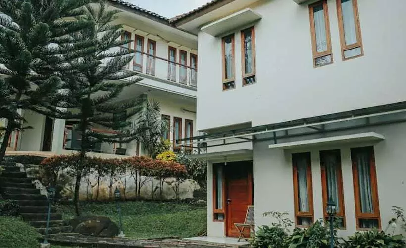 Aleyra Hotel And Villa S Garut