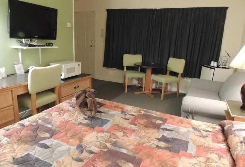 100 Mile Motel & Rv Park