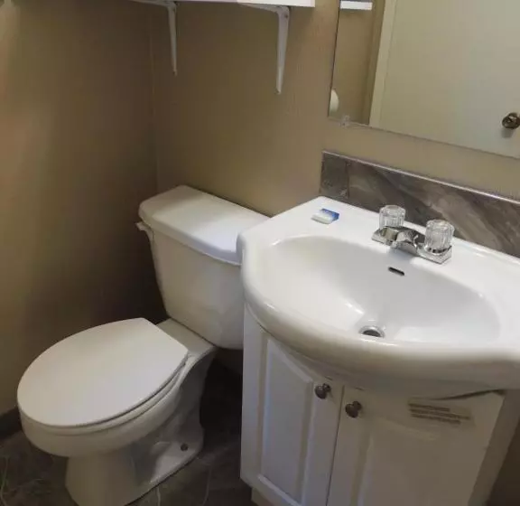 100 Mile Motel & Rv Park