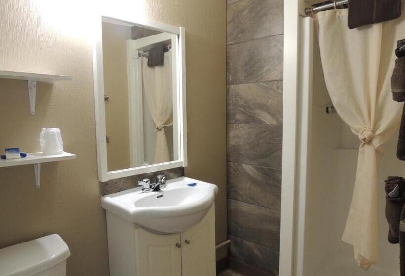 100 Mile Motel & Rv Park