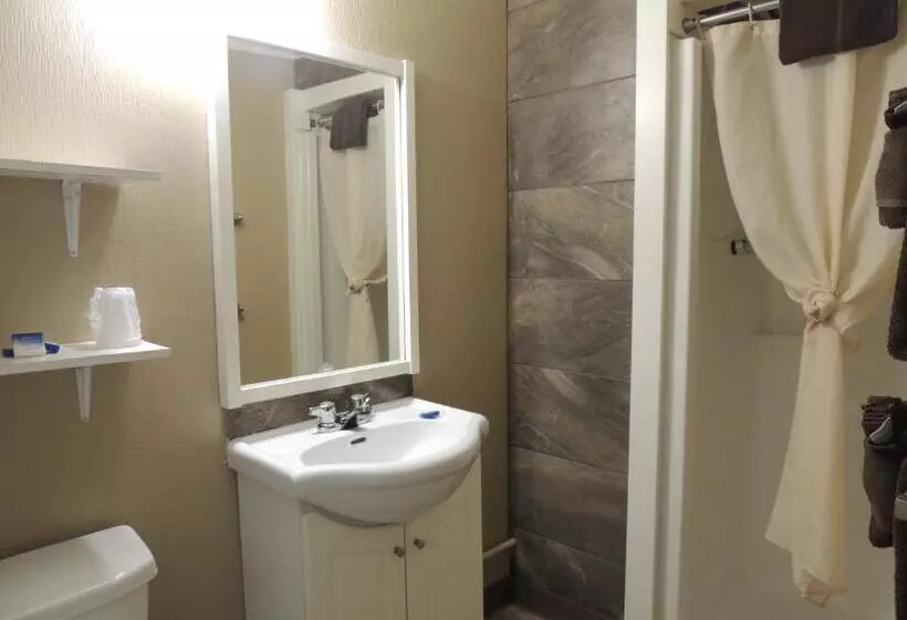 100 Mile Motel & Rv Park