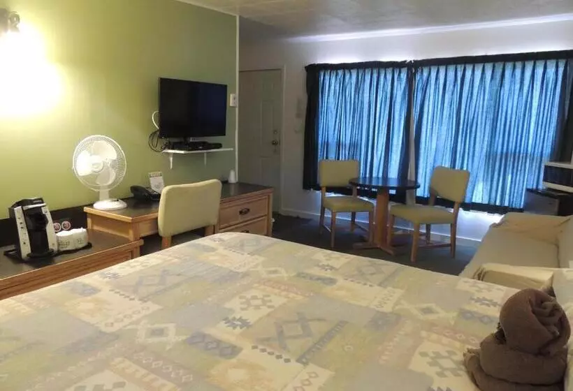 100 Mile Motel & Rv Park