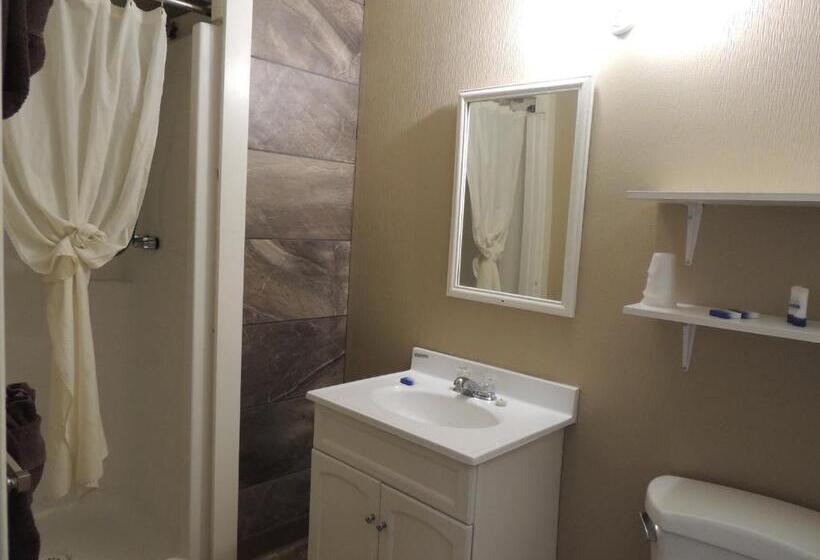 100 Mile Motel & Rv Park