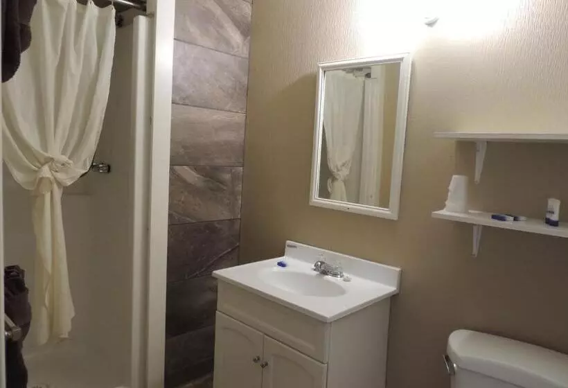 100 Mile Motel & Rv Park