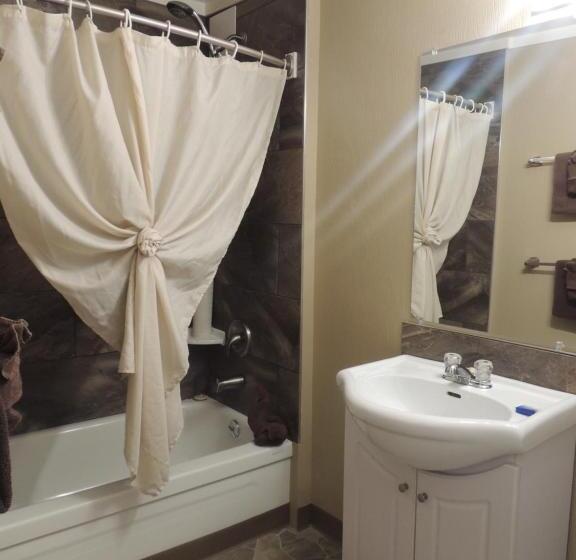 100 Mile Motel & Rv Park