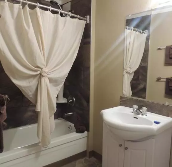 100 Mile Motel & Rv Park