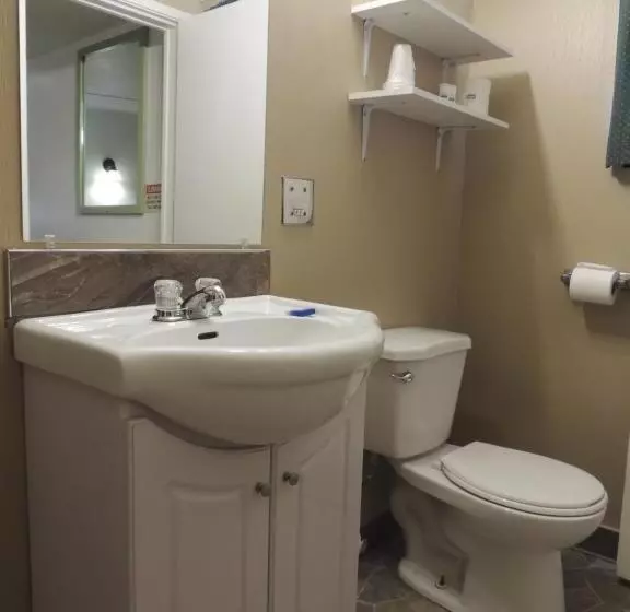 100 Mile Motel & Rv Park