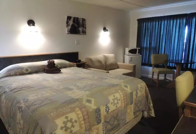 100 Mile Motel & Rv Park