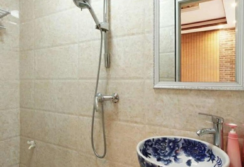 Fenghuang Nanmu Inn No.1