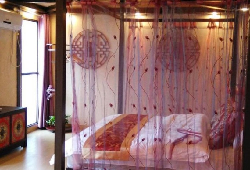 Fenghuang Nanmu Inn No.1