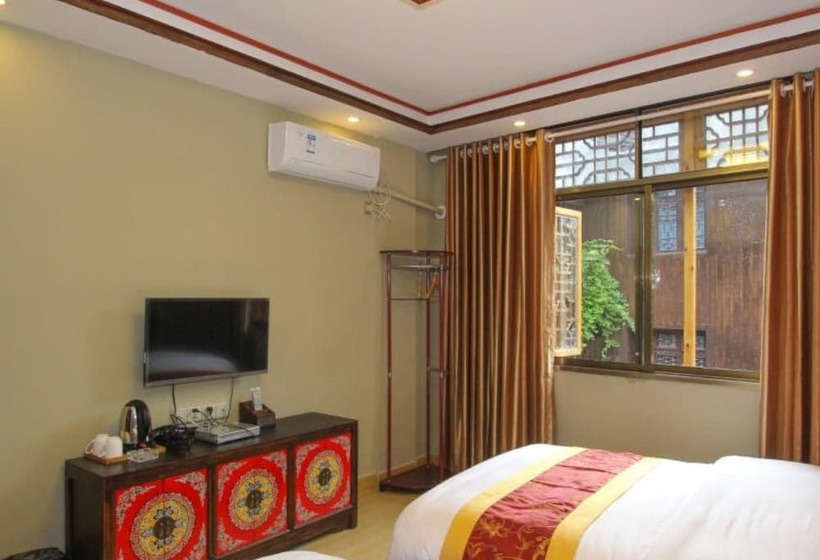 Fenghuang Nanmu Inn No.1