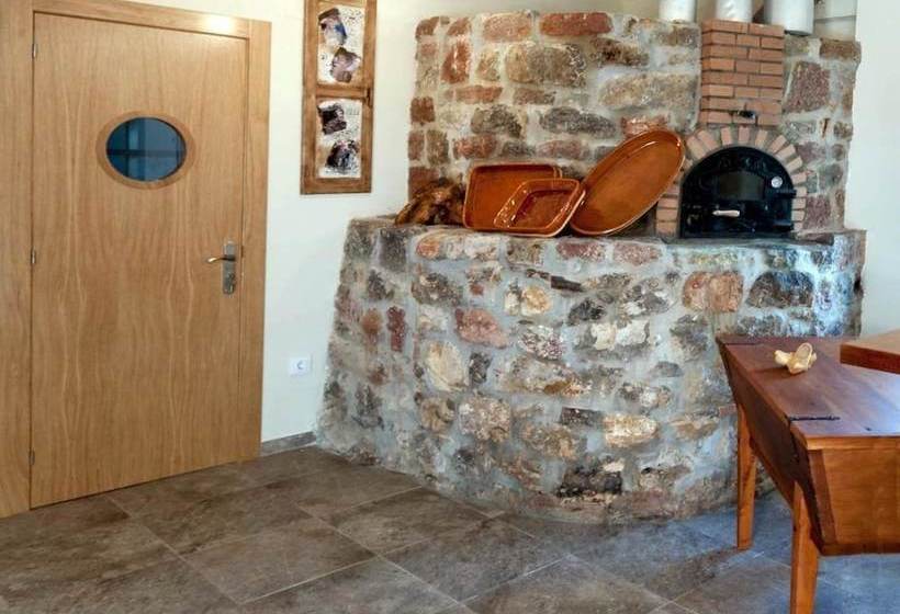 El Campo De Petra  Hostel