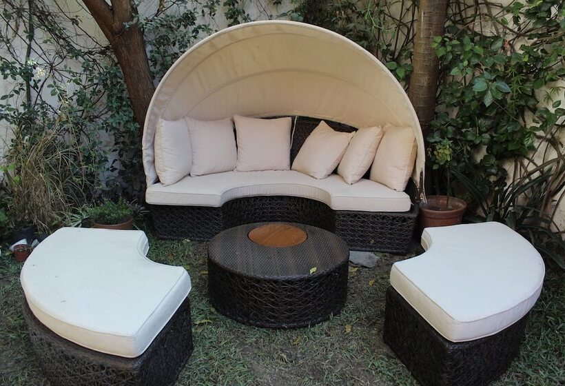 مسافرخانه Prisamata Suites