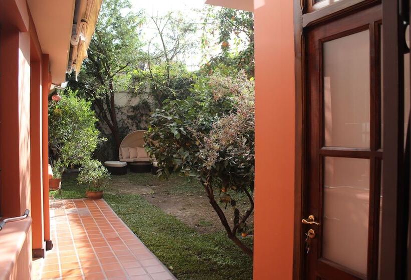 مسافرخانه Prisamata Suites