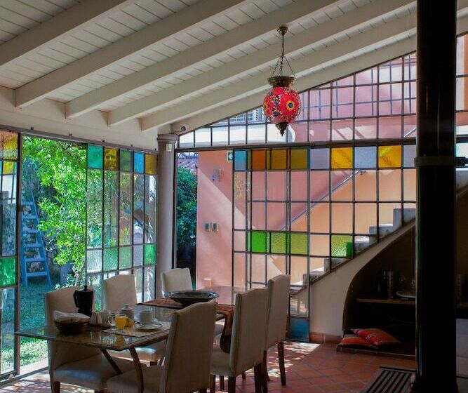 مسافرخانه Prisamata Suites