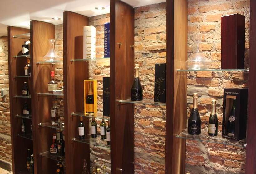 مسافرخانه Prisamata Suites