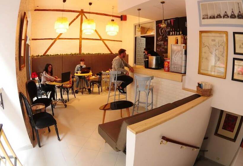 مسافرخانه Rosales Residences