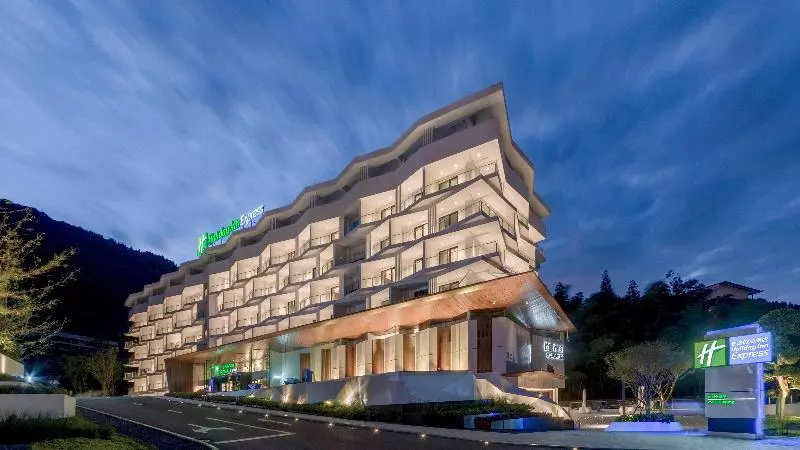 Hotelli Holiday Inn Express E Mei Qiliping By Ihg