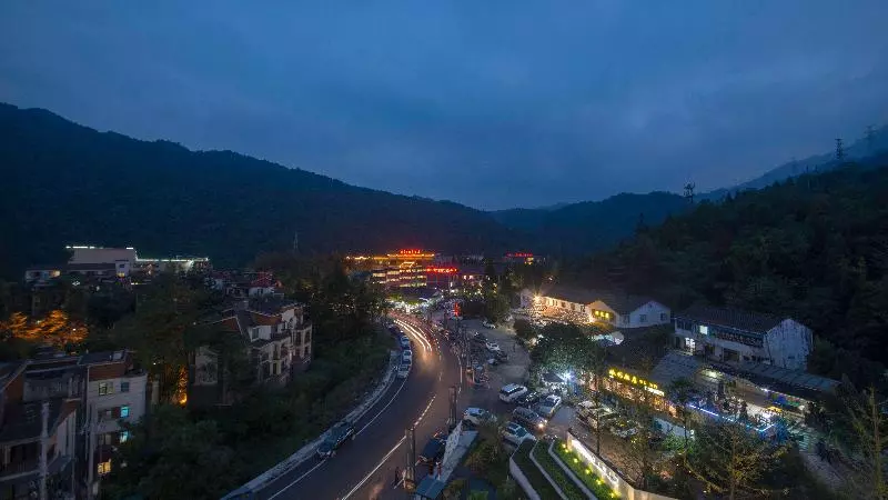 Hotelli Holiday Inn Express E Mei Qiliping By Ihg