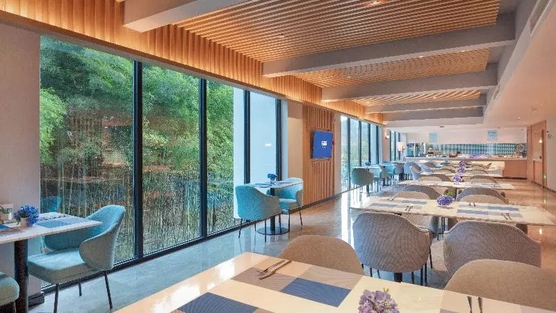 Hotelli Holiday Inn Express E Mei Qiliping By Ihg