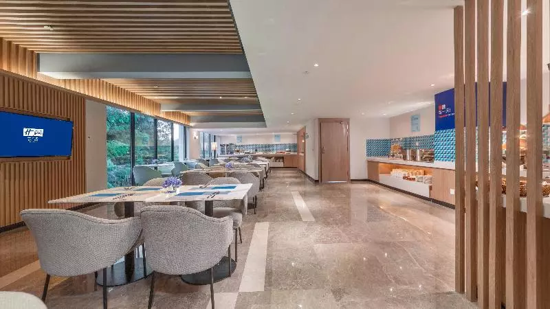 Hotelli Holiday Inn Express E Mei Qiliping By Ihg