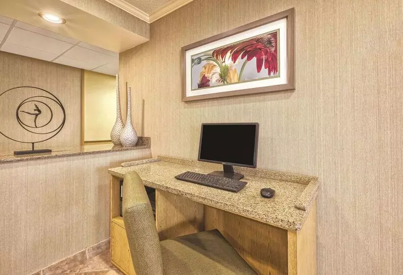 בית מלון כפרי La Quinta Inn By Wyndham Toledo Perrysburg