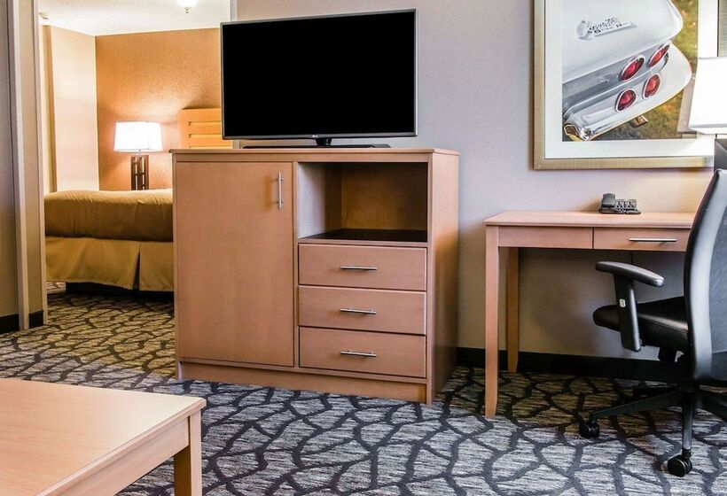 هتل Quality Inn & Suites Warren   Detroit